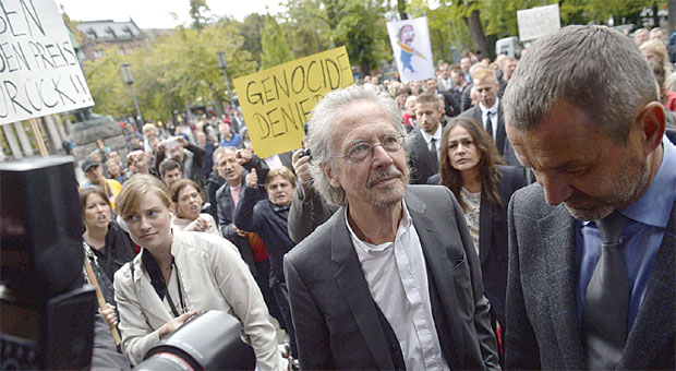 Гласови мржње са познатих адреса: „Боли“ их Хандкеова подршка Србији